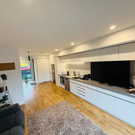 Private Room In Modern Apartment